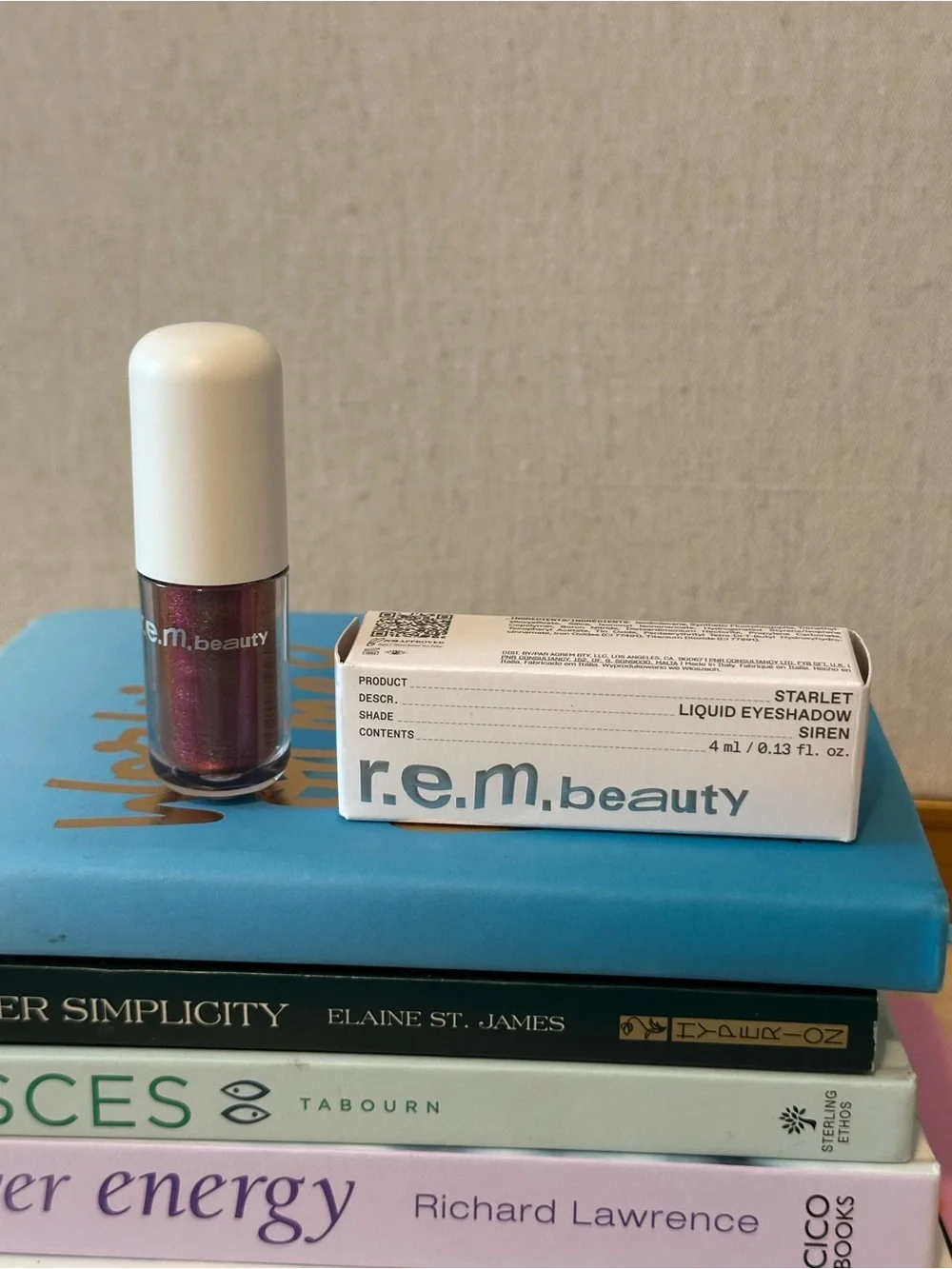 r.e.m. beauty Liquid Eyeshadow - Shade Siren